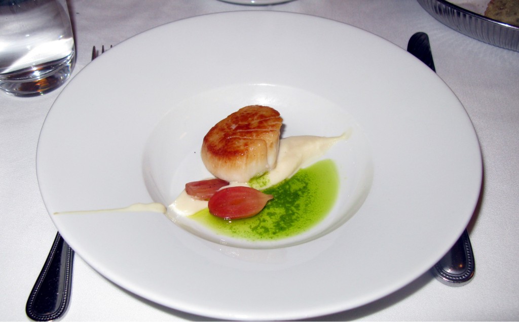 Seared scallop with cauliflower purée, and parsley oil